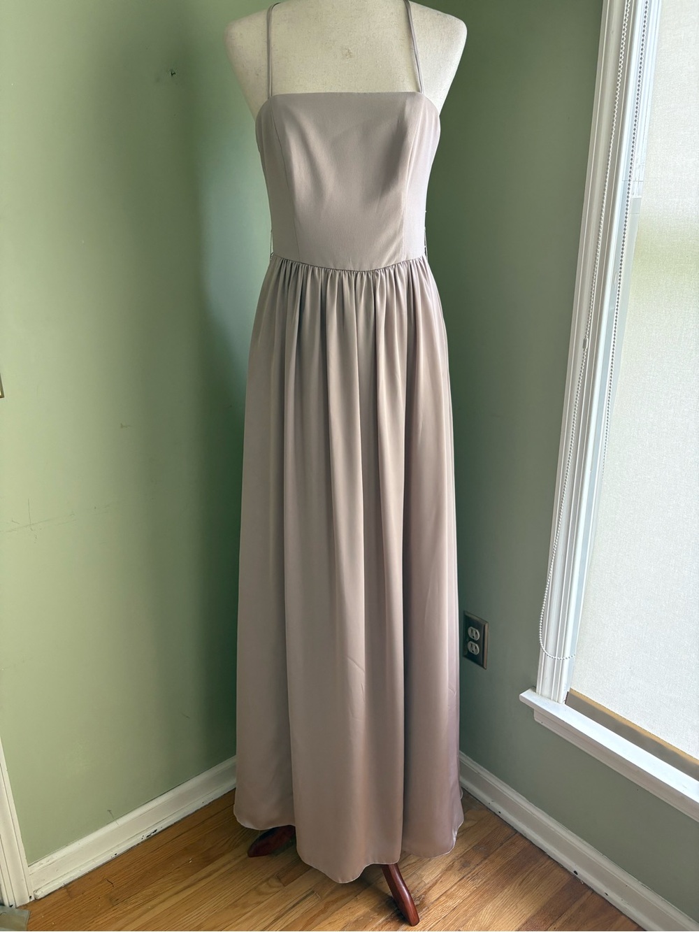 White by Vera Wang gown Size 8. Pinkish/tan w/spaghetti straps and slit. No sash